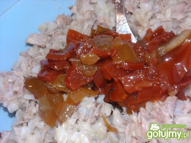 Sałatka z tuńczyka z ryżem brązowym