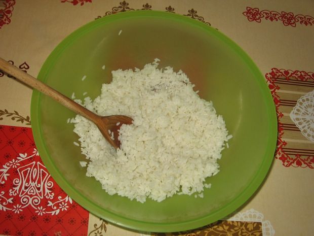 Sałatka z tuńczykiem, fasolą i ryżem