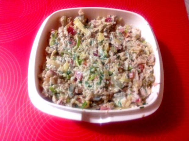 Sałatka z tuńczykiem ryżem i serem 