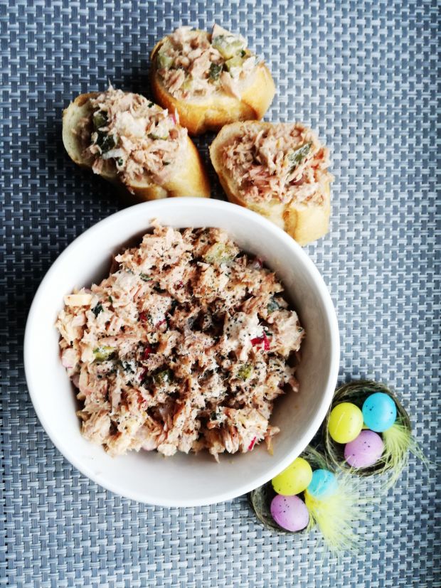 Sałatka z tuńczykiem, rzodkiewkami i serem wędzony
