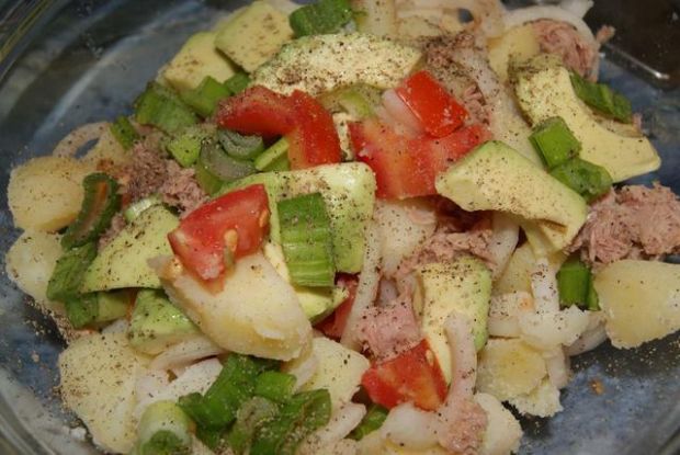 Salatka z ziemniakow i awokado.