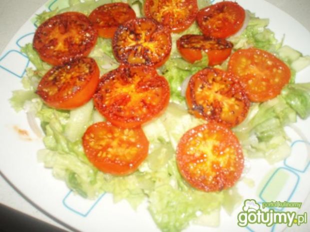 Sałatka ze smażonymi pomidorami