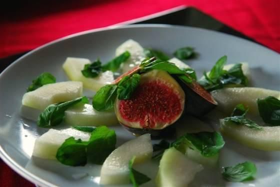 Sałatka ze świeżych fig, melona i mięty