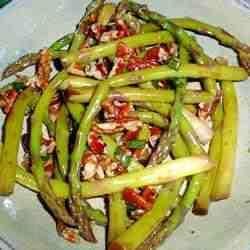 Salatka ze szparagami i orzechami pekan