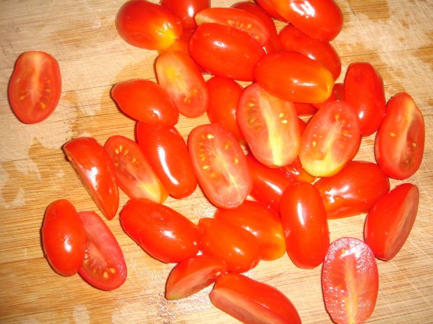 Sałatka ze szpinakiem i pomidorkami