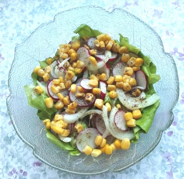 Sałatka zielona z cebulą, rzodkiewką i kukurydzą