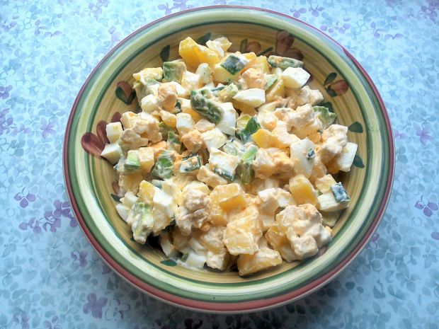 Sałatka ziemniaczana z awokado, serem i jajkami 