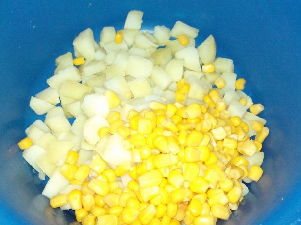 Sałatka ziemniaczana z kukurydzą i groszkiem