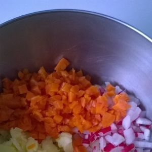 Sałatka ziemniaczana z marchewką i rzodkiewką