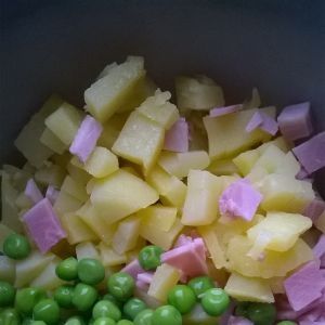 Sałatka ziemniaczana z zielonym groszkiem
