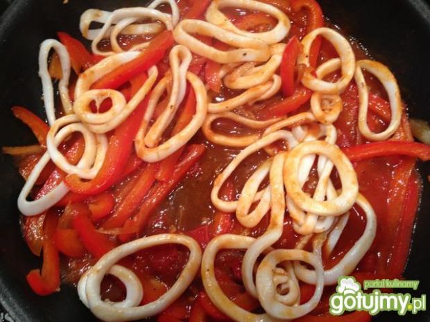 Sandacz z kalmarem w pomidorowym sosie