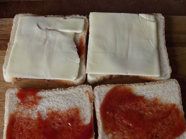 Sandwich opiekany z serem i boczkiem 