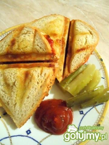 Sandwitche z kiełbaską, cebulką i serem