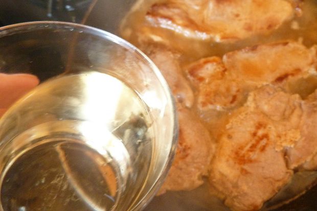 Schab duszony w winie z curry i plastrami cytryny