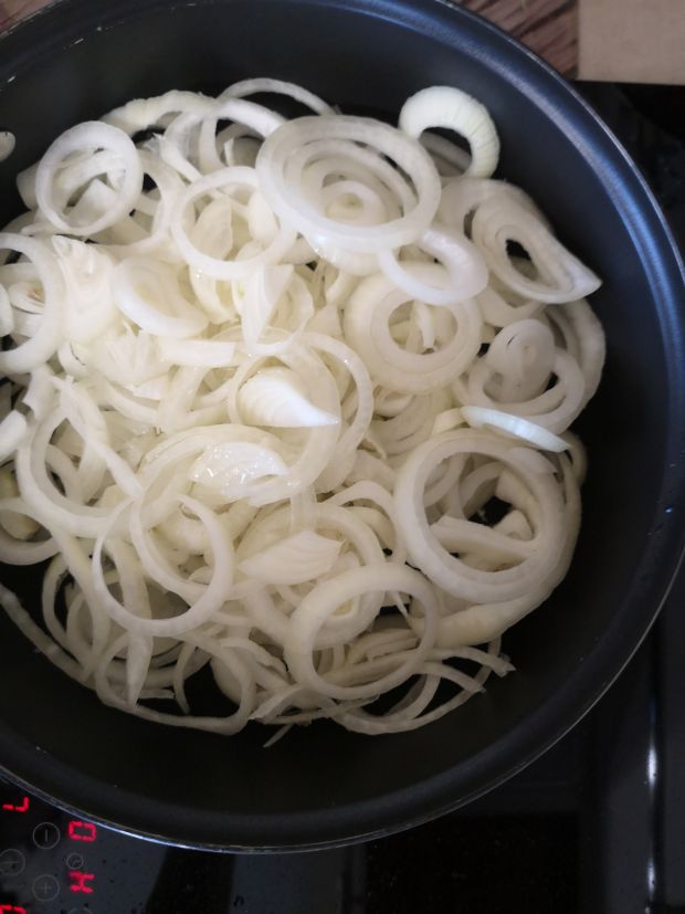 Schab w sosie własny z cebulką Schab w sosie własny z cebulką
