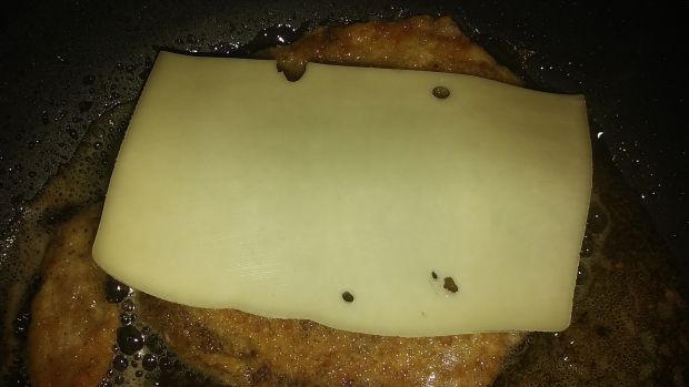 Schabowe z brukselką i żółtym serem