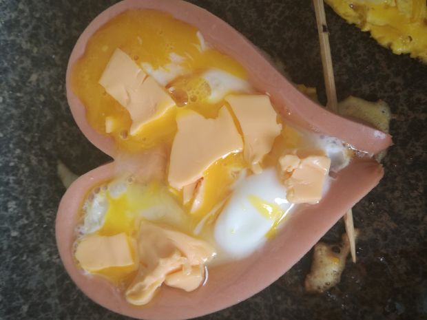 Serce z parówki z jajkiem i serem