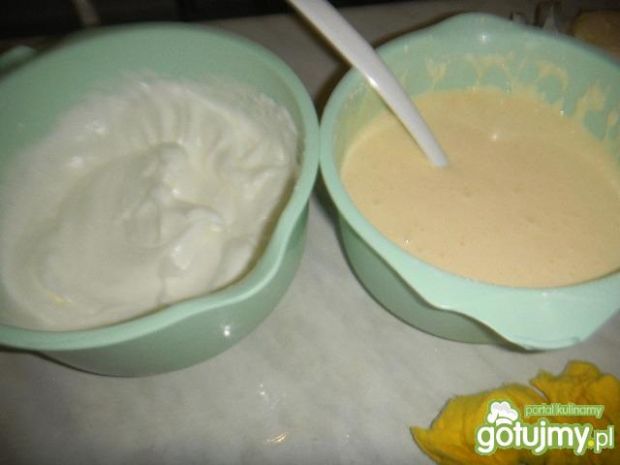 Sernik jogurtowy z brzoskwiniami
