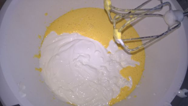 Sernik jogurtowy z jeżynami