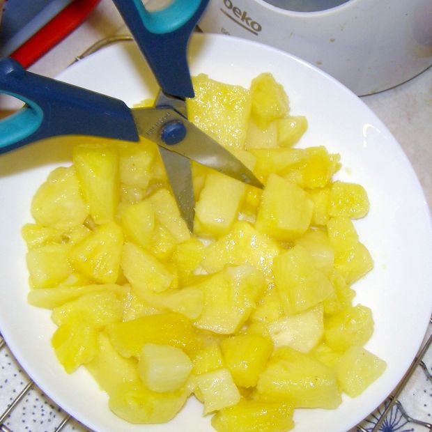 Sernik na biszkoptach z ananasem pieczony