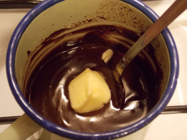 Sernik na zimno z polewą czekoladową