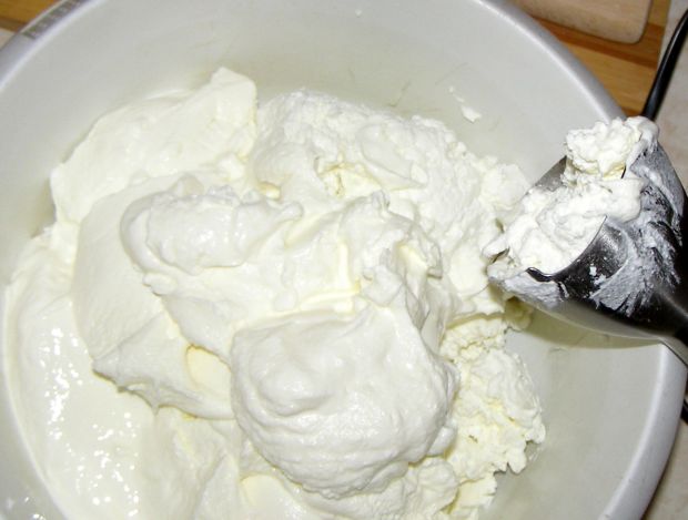 Sernik twarogowo-jogurtowy na spodzie babkowym