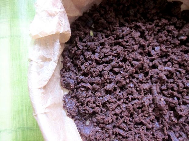 Sernik waniliowy z malinami na kakaowym spodzie
