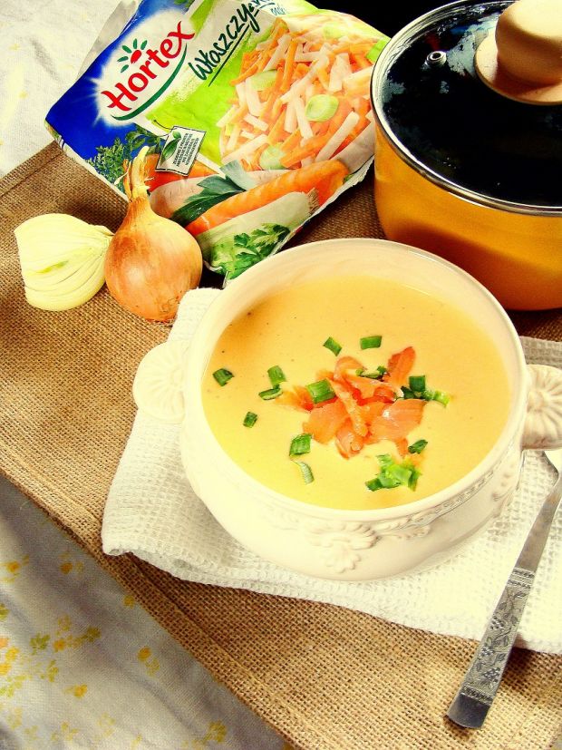 Serowa zupa z wędzonym łososiem