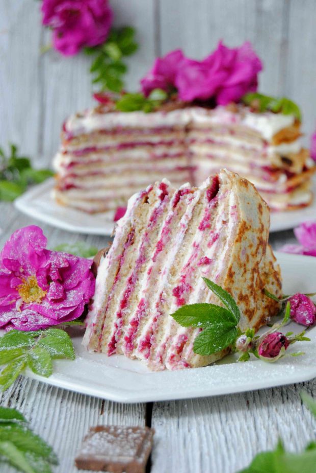 Serowo- różany tort naleśnikowy