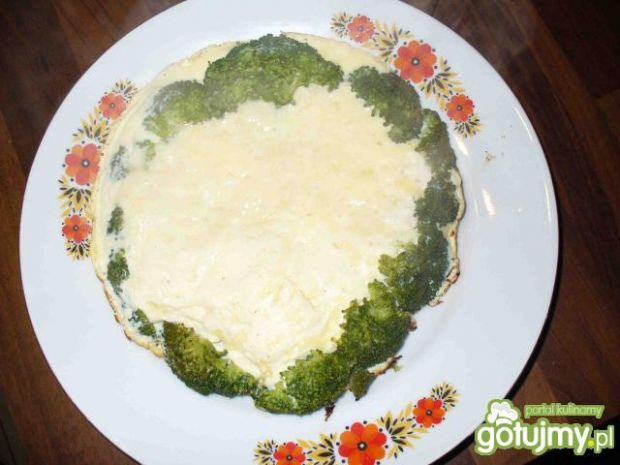Serowy omlet z brokułami