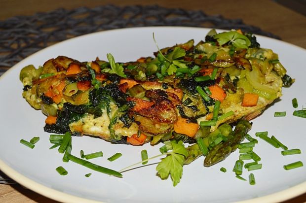 Serowy omlet z warzywami