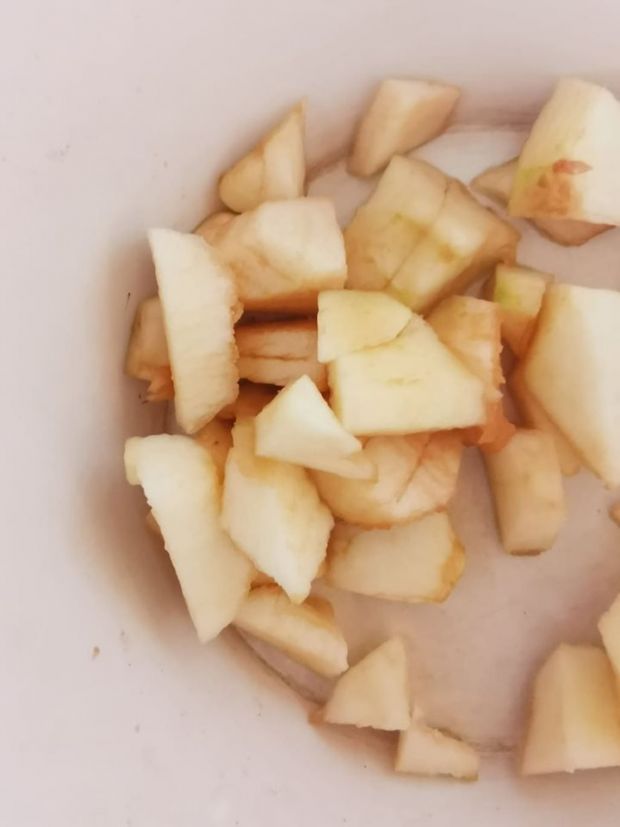 Śledź z jabłkiem, cebulą i marynowanymi buraczkami