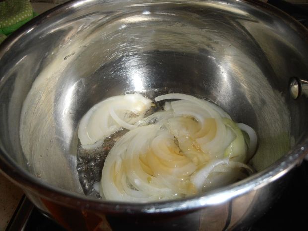 Śledzie w karmelizowanej cebuli ze śliwkami