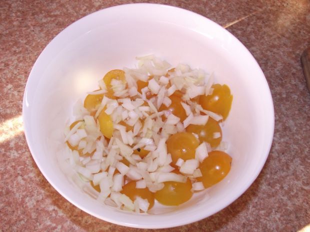 Śledziowa sałatka z żółtymi pomidorami i twarogiem