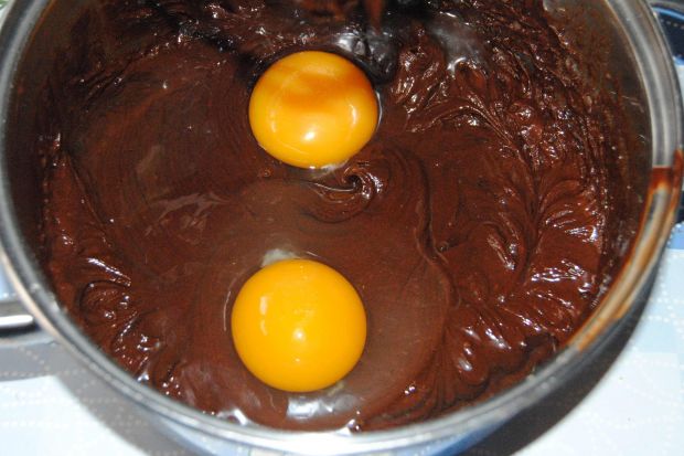 Śliwka w czekoladzie pod cynamonowa kruszonką