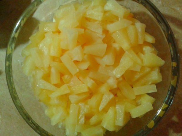 Słoneczna sałatka z selerem, ananasem i jabłkiem