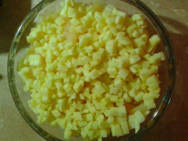Słoneczna sałatka z selerem, ananasem i jabłkiem