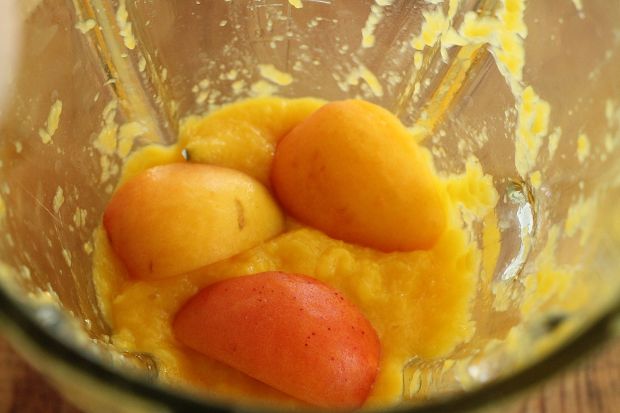 Słoneczny deser z morelami i mango
