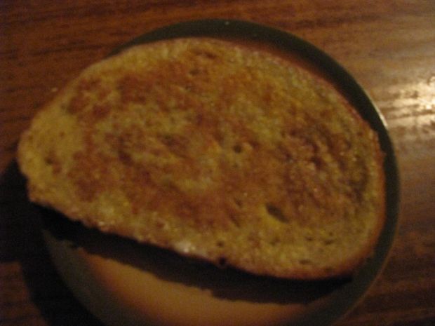 Smaczny chleb smażony z jajem