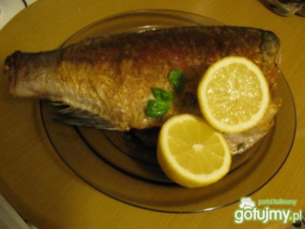 Smażona ryba z masłem czosnkowym