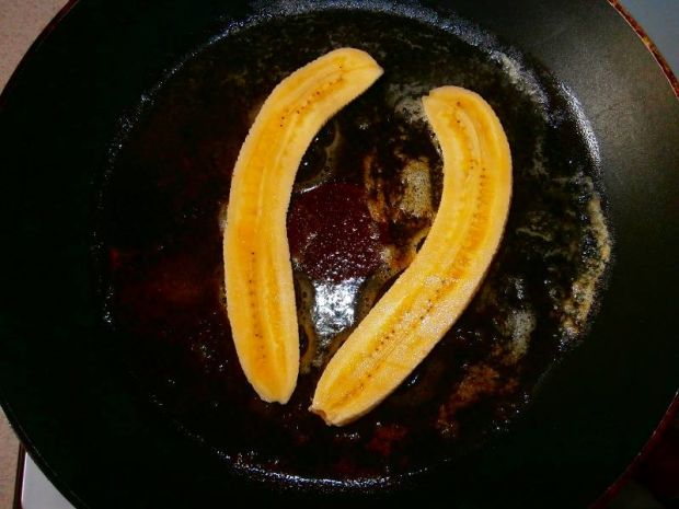 Smażony banan z miodem i orzechami