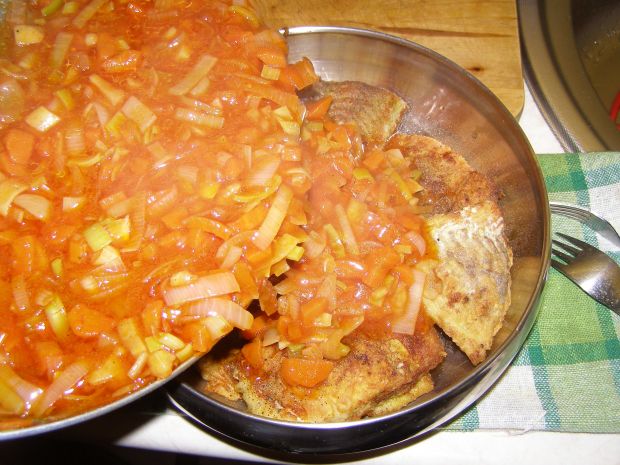 Smażony dorsz w sosie z cebuli,porów,pomidorów