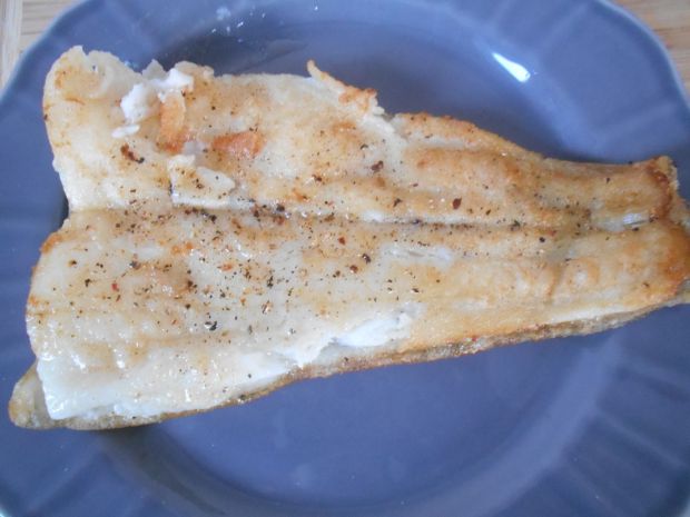 Smażony halibut z bazyliowym masłem