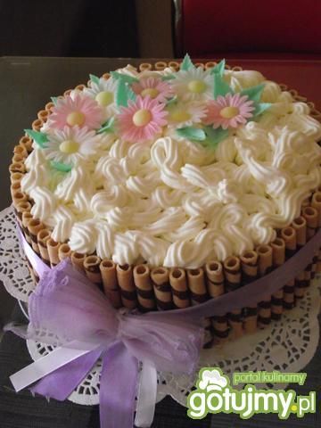 Śmietankowo-truskawkowy tort urodzinowy