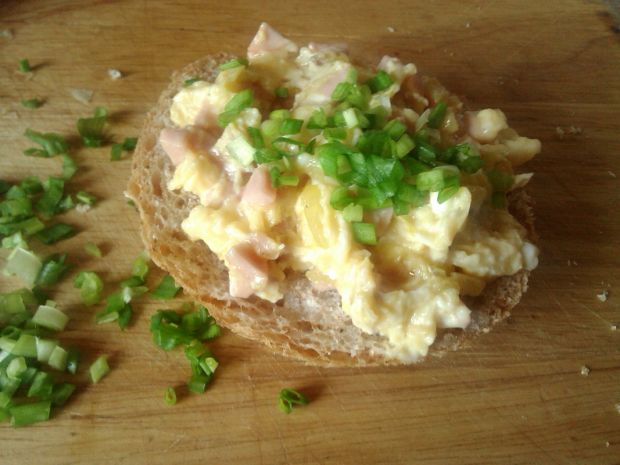 Śniadaniowa jajecznica z parówką i szczypiorkiem