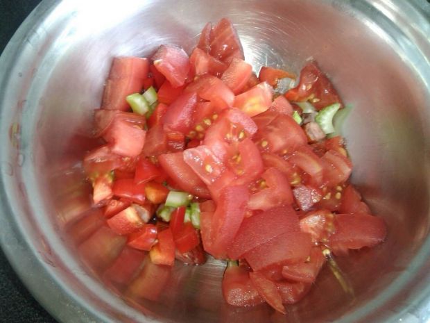 Śniadaniowa sałatka z pomidorami