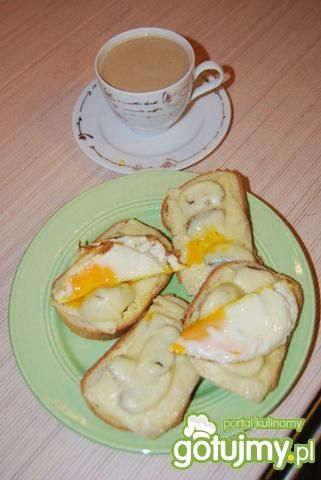 Śniadaniowe grzanki z sadzonym jajkiem