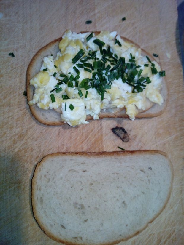 Śniadaniowe tosty z jajecznicą