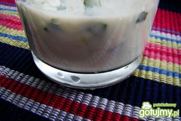 Sos cebulowo-czosnkowy z zsiadłego mleka