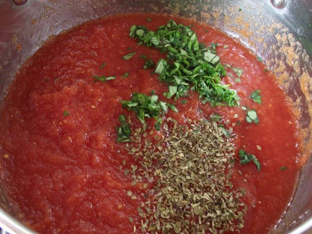 Sos pomidorowy z bazylią do słoików na zimę